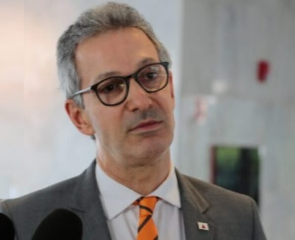 Romeu Zema, de terno e gravata,com a cabeça inclinada -- Metrópoles