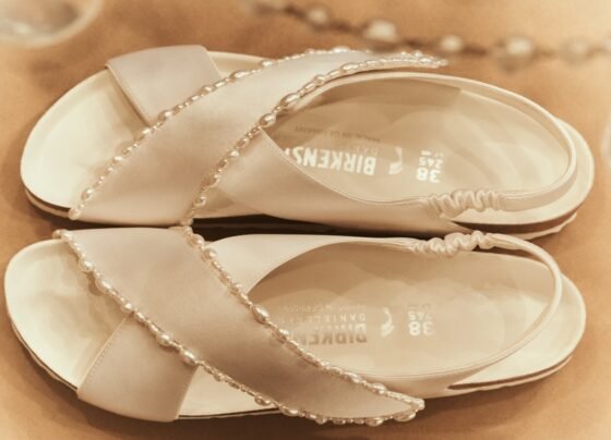 Imagens de divulgação das sandálias de noiva da Birkenstock - Metrópoles