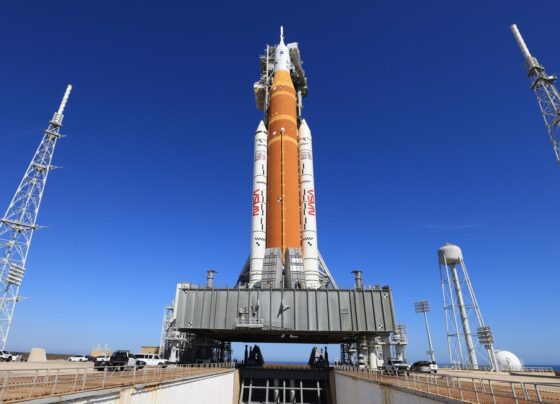 Imagem colorida do foguete e da espaçonave da missão Artemis II - Metrópoles