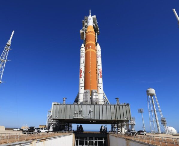 Imagem colorida do foguete e da espaçonave da missão Artemis II - Metrópoles