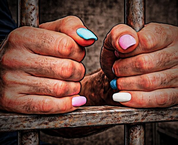Arte mostra mãos de uma mulher trans, com unhas pintadas, segurando as grades de uma cela no presídio - Metrópoles