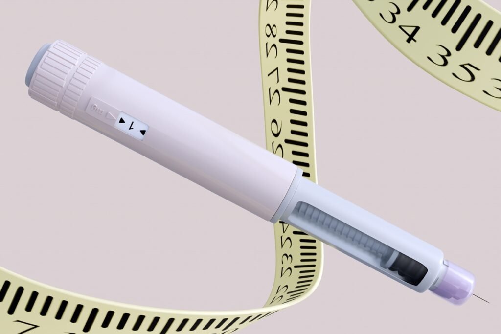 Renderização 3D de uma caneta injetora de agonista GLP-1, um medicamento para perda de peso, com uma fita métrica médica ou régua espiralando dinamicamente ao redor de sua forma. Metrópoles