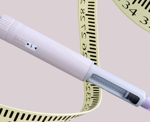 Renderização 3D de uma caneta injetora de agonista GLP-1, um medicamento para perda de peso, com uma fita métrica médica ou régua espiralando dinamicamente ao redor de sua forma. Metrópoles