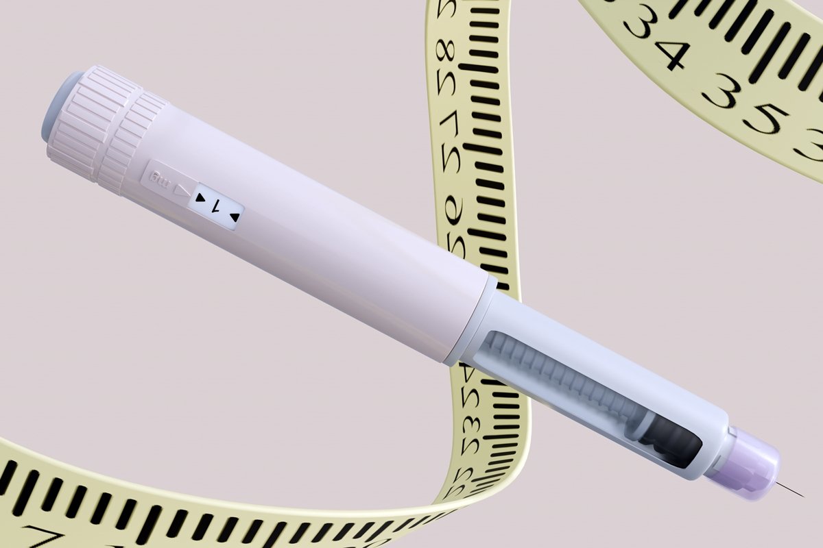 Renderização 3D de uma caneta injetora de agonista GLP-1, um medicamento para perda de peso, com uma fita métrica médica ou régua espiralando dinamicamente ao redor de sua forma. Metrópoles
