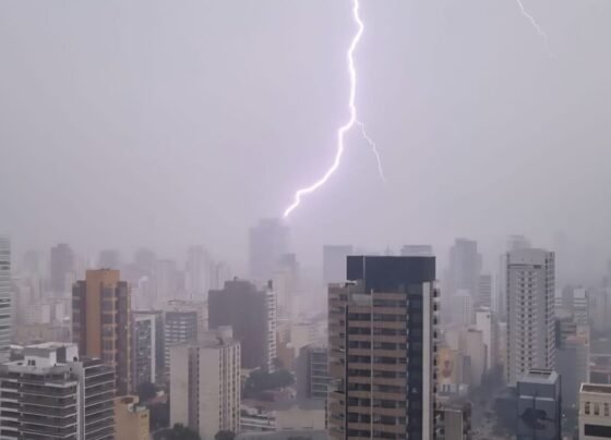 Avanço de frente fria, presença de área de baixa pressão e fortalecimento do canal de umidade favorece a ocorrência de chuvas em São Paulo - Metrópoles