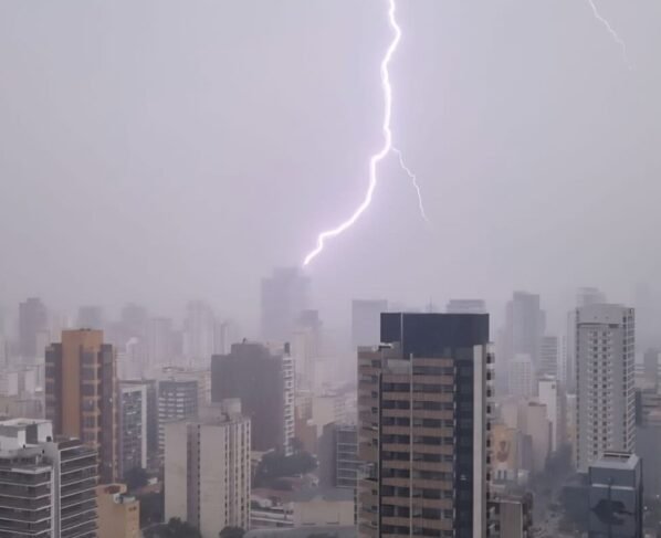 Avanço de frente fria, presença de área de baixa pressão e fortalecimento do canal de umidade favorece a ocorrência de chuvas em São Paulo - Metrópoles