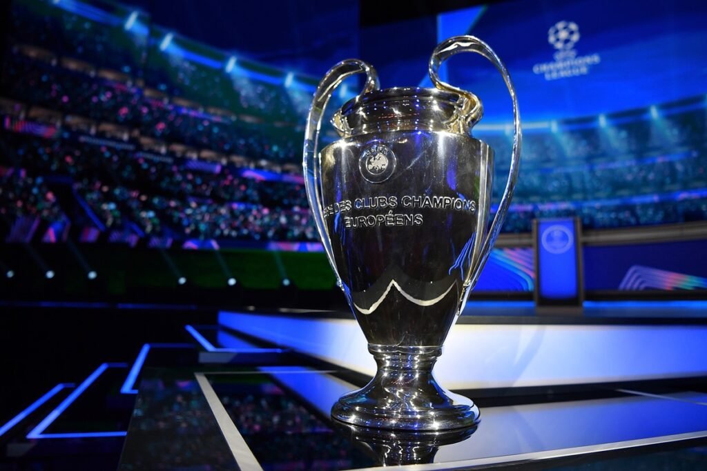 Imagem colorida do troféu da Champions League - Metrópoles