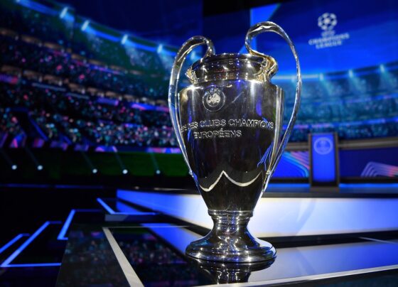 Imagem colorida do troféu da Champions League - Metrópoles