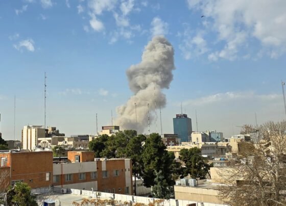 Imagem colorida mostra explosão de ataque de Israel em em Teerã, no Irã - Metrópoles