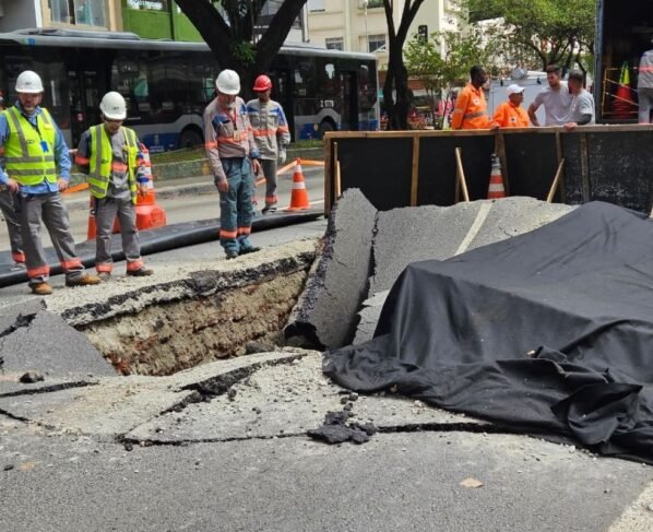 Cratera na Consolação: concessionárias negam culpa após vistorias - destaque galeria