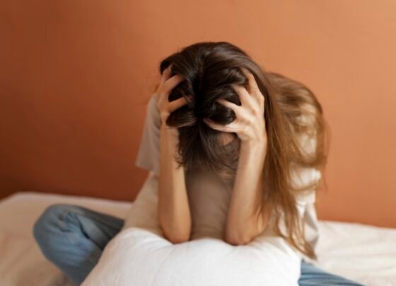 Mulher insegura em casa- Metrópoles