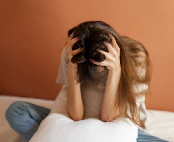 Mulher insegura em casa- Metrópoles