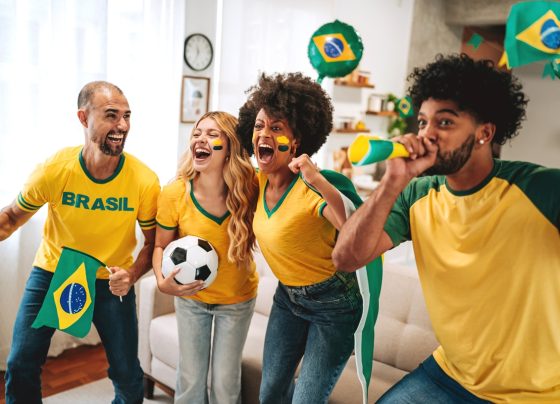 Foto colorida de grupos de torcedores do Brasil em jogos de futebol - Metrópoles