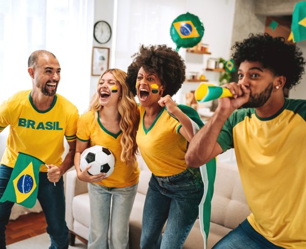 Foto colorida de grupos de torcedores do Brasil em jogos de futebol - Metrópoles