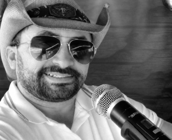 Quem era o cantor de 37 anos que morreu em acidente grave após show - destaque galeria