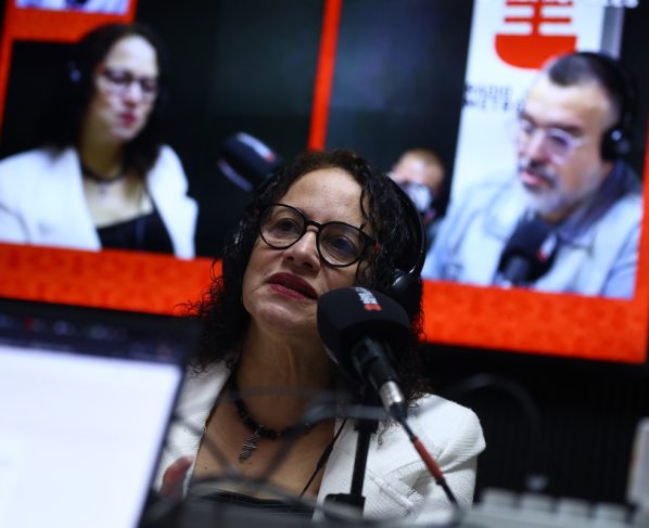 Imagem colorida da visita da ministra do MCTI, Luciana Santos - Metrópoles