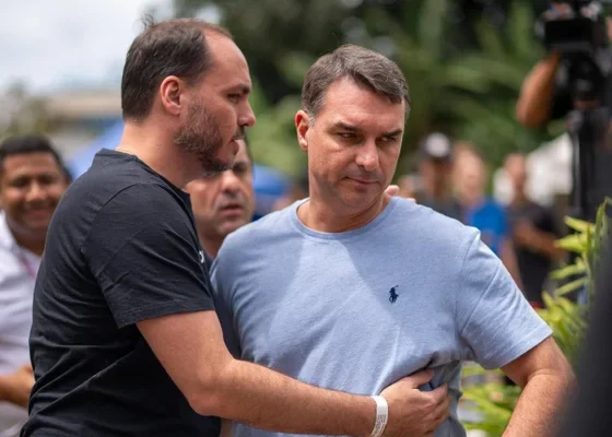 Carlos troca convenção de Flávio por viagem aos EUA - destaque galeria