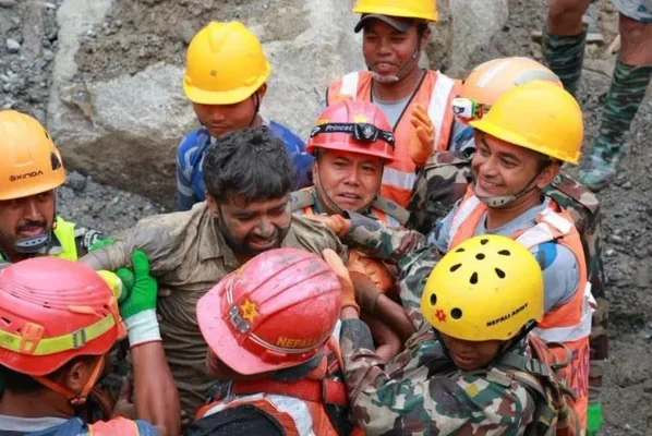 Nepal: família de idosa resgatada 10 dias após tragédia tinha iniciado luto - destaque galeria
