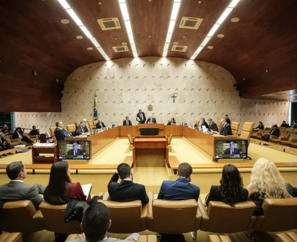 STF proíbe jornalistas de entrarem em julgamento de Moraes; Dino se opõe
