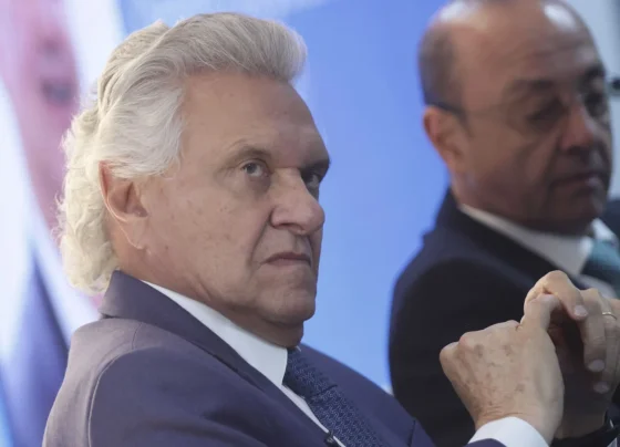 Os ministros do STF Flávio Dino e André Mendonça durante a sessão que analisa o formato da sucessão do Rio de Janeiro.